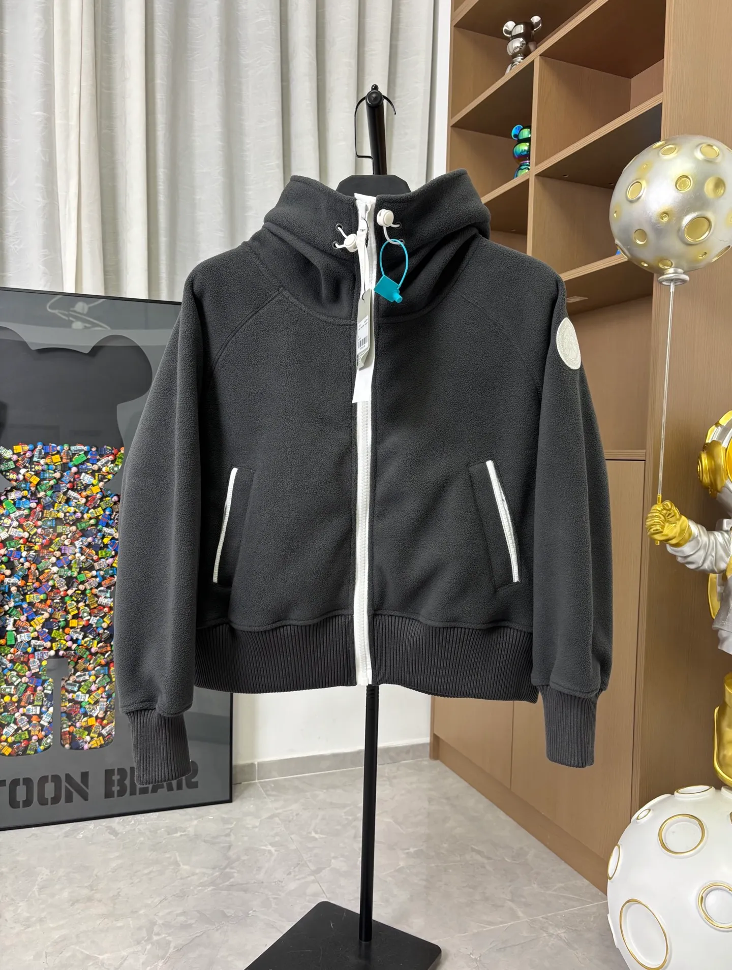 P610 Style number: DC212# [Canada Goose] Canada Goose wool fleece bomber jacket hooded jacket. Classic Chilliwa wool fleece pilot official website 1:1:1 customized model. Canada goose Chilliwa Fce Bomber HUMANATURE, limited white label wool fleece, light gray and white label, really high-end✌️soft and comfortable, not heavy. Buyers who like it should hurry up😈 Color: black gray white Size: S-XL [Picture 9️⃣Size chart]